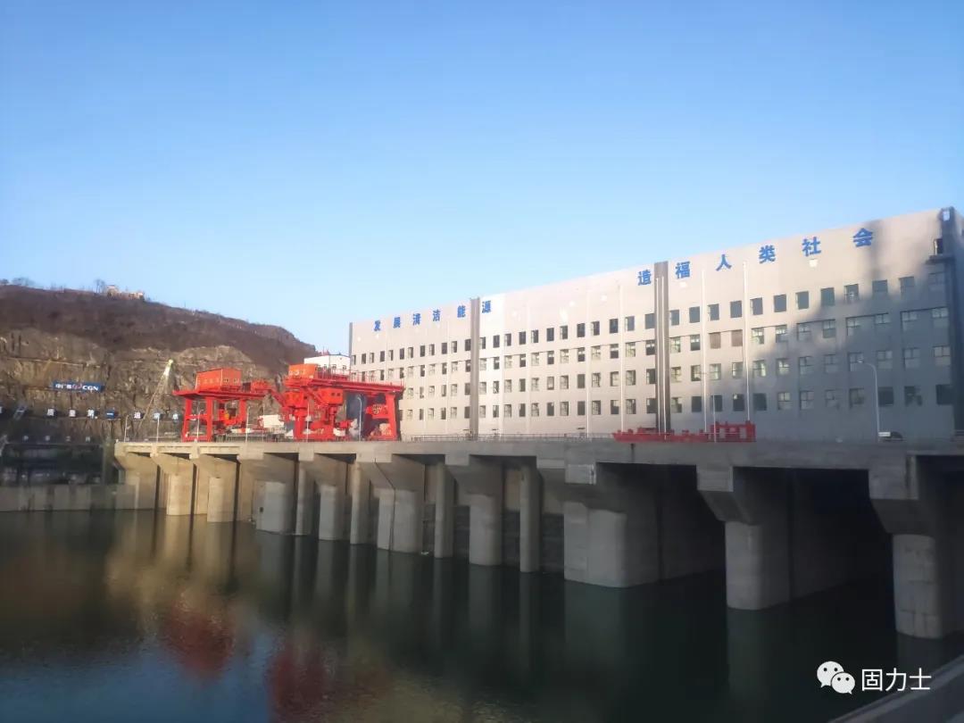 　　漢江白河(夾河)水電站項目效果圖 　　漢江白河(夾河)水電站項目效果圖  　　漢江白河水電站樞紐工程是陜西省“十三五”續建項目之一，為加快推進(jìn)重點(diǎn)項目建設，造福兩岸百姓，白河縣加大溝通協(xié)調力度，最終中廣核集團與中國信達公司以控股的方式共同投資建設。為保障工程建設順利實(shí)施，白河縣先后多次召開(kāi)縣長(cháng)辦公會(huì )、項目建設推進(jìn)會(huì )，做好移民安置、環(huán)境保障、項目服務(wù)等工作，積極為工程建設創(chuàng  )造良好的施工環(huán)境?！?  　　漢江白河(夾河)水電站項目實(shí)景